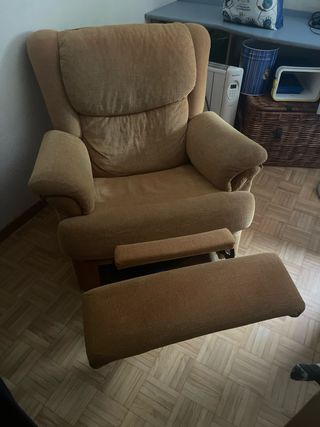 Poltrona relax in tessuto marrone girevole