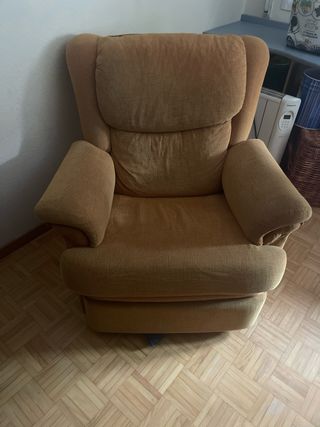 Poltrona relax in tessuto marrone girevole