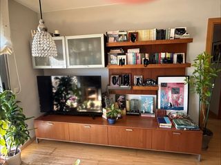 Mueble salón vitrina boiserie madera y cristal