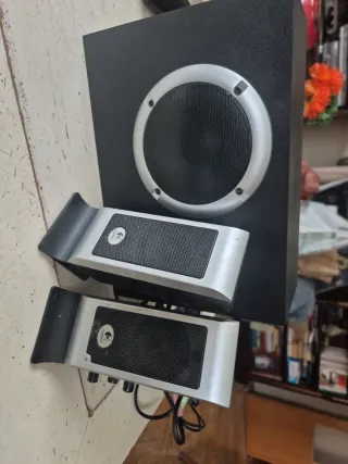 Altavoces Logitech 2.1 Plata y Negro