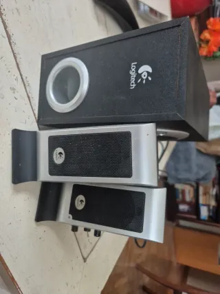 Altavoces Logitech 2.1 Plata y Negro