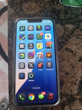 iPhone 14 con cargador original