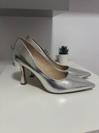 Tacchi argentati a punta fine