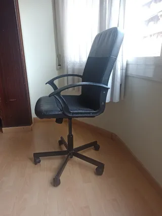 Silla de oficina giratoria negra
