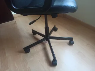 Silla de oficina giratoria negra