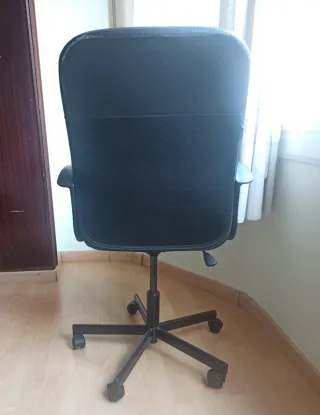 Silla de oficina giratoria negra