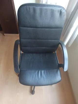 Silla de oficina giratoria negra