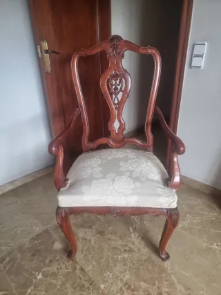 Silla antigua de madera tallada