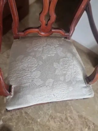 Silla antigua de madera tallada