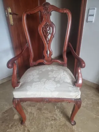 Silla antigua de madera tallada