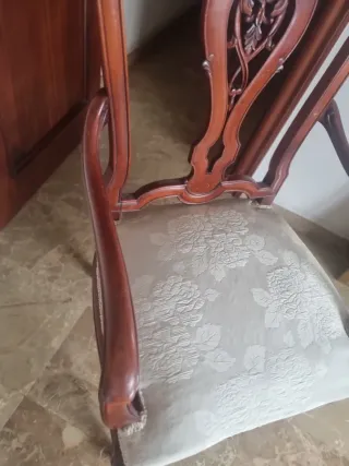 Silla antigua de madera tallada