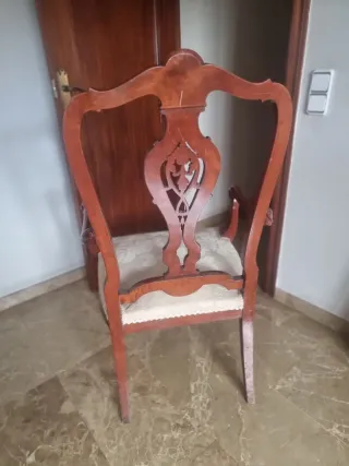 Silla antigua de madera tallada