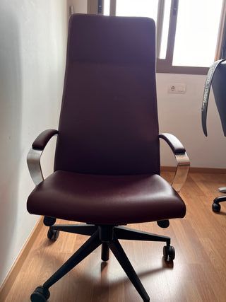 Sillón de oficina piel burdeos y metal