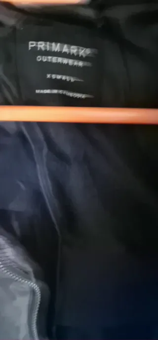 Chaleco plumífero azul Primark es xs pero da talla