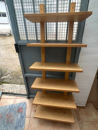 Estantería de madera para colgar en la pared