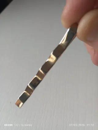 Sujetacorbata dorado ondulado