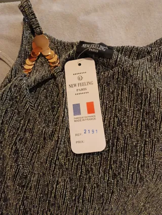 Top gris metalizado con etiqueta