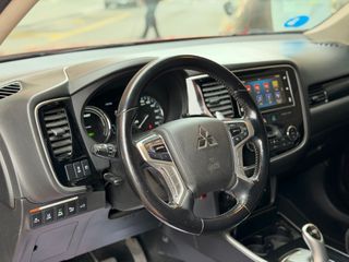 Mitsubishi Outlander PHEV Kaiteki 4WD año 2017