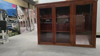 Mueble cristalera madera noble