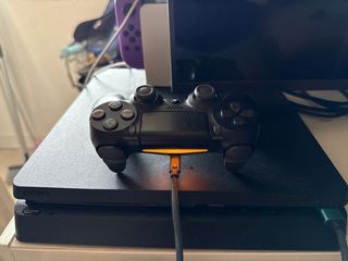 Ps4 Slim 1TB Negra + 1 juego