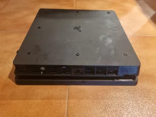 PS4 (PlayStation 4) Nera