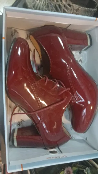 Zapatos de tacón rojos charol marca H.A