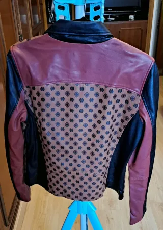 Cazadora de piel Biker de Estampada y Negro