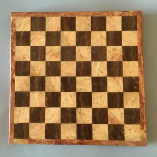 Tablero y piezas de ajedrez de mármol