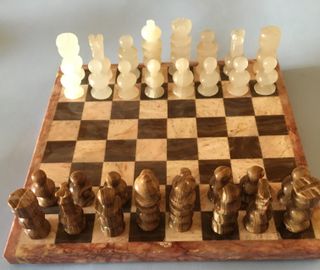 Tablero y piezas de ajedrez de mármol