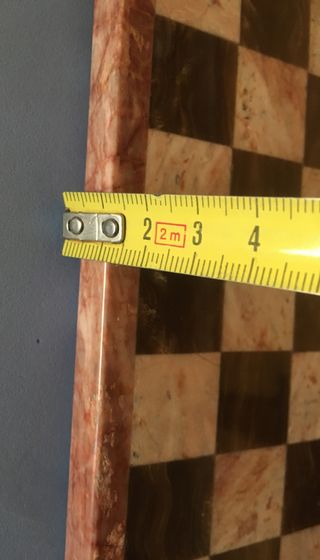 Tablero y piezas de ajedrez de mármol