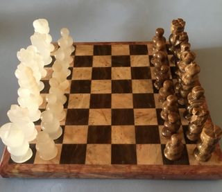 Tablero y piezas de ajedrez de mármol