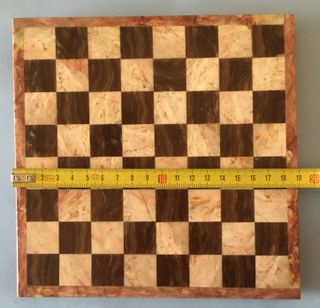 Tablero y piezas de ajedrez de mármol