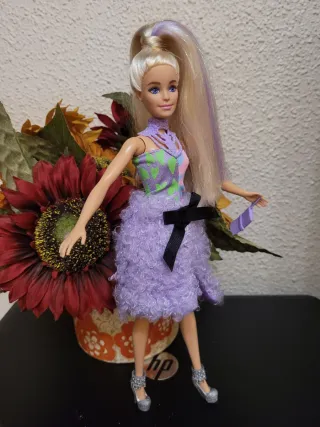 Muñeca Barbie con vestido morado y bolso
