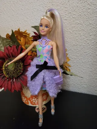Muñeca Barbie con vestido morado y bolso