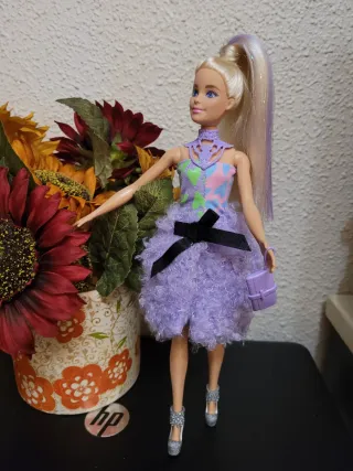 Muñeca Barbie con vestido morado y bolso
