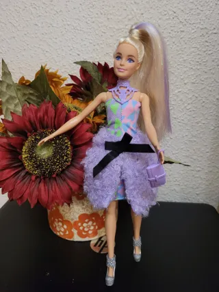 Muñeca Barbie con vestido morado y bolso