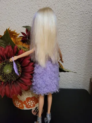 Muñeca Barbie con vestido morado y bolso
