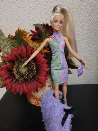Muñeca Barbie con vestido morado y bolso