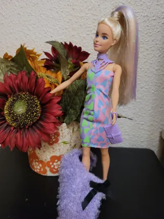 Muñeca Barbie con vestido morado y bolso