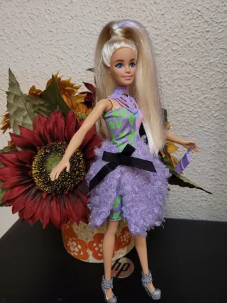 Muñeca Barbie con vestido morado y bolso