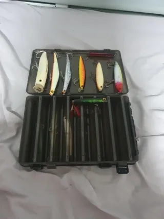 Caja de señuelos de pesca