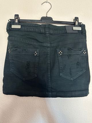 Falda vaquera negra desgastada