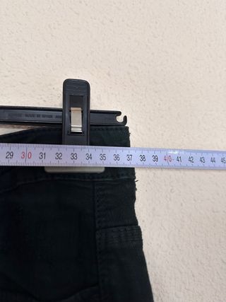 Falda vaquera negra desgastada