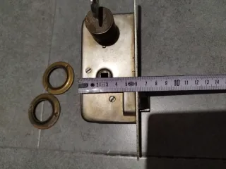 Cerradura AZBE con 2 embellecedores y una llave.