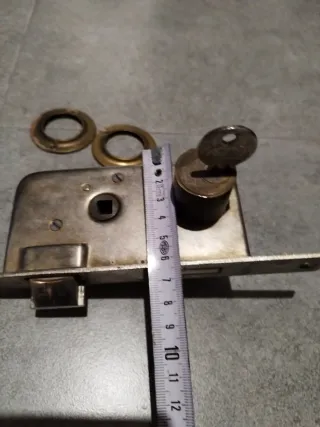 Cerradura AZBE con 2 embellecedores y una llave.