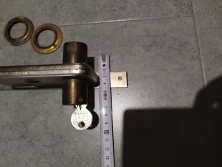 Cerradura AZBE con 2 embellecedores y una llave.