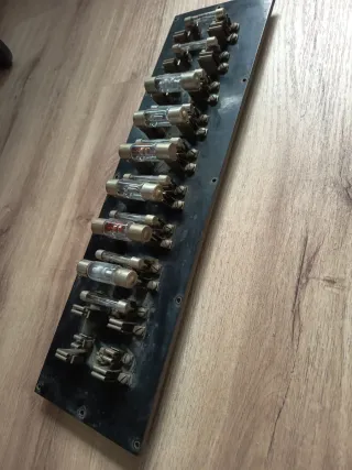 Panel de fusibles de un antiguo armario eléctrico.