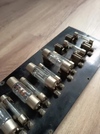 Panel de fusibles de un antiguo armario eléctrico.