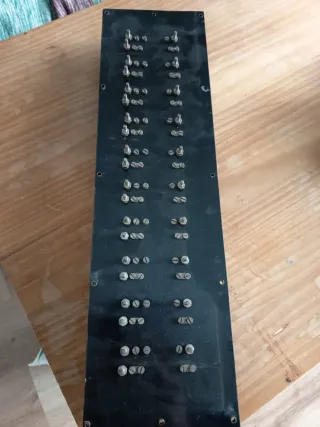 Panel de fusibles de un antiguo armario eléctrico.