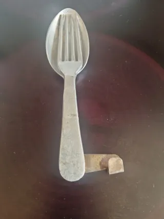 Cuchara y tenedor antiguos de metal